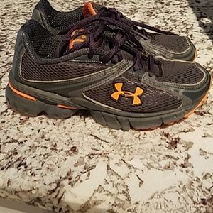 Boys 4Y Under Armour tennis shoes